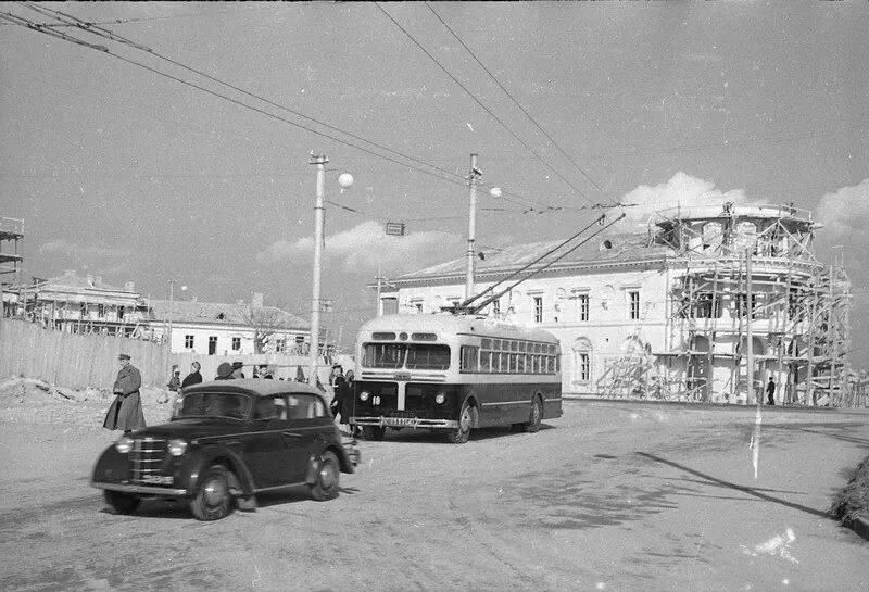 Строительство городской библиотеки на площади Ушакова в 1951 году