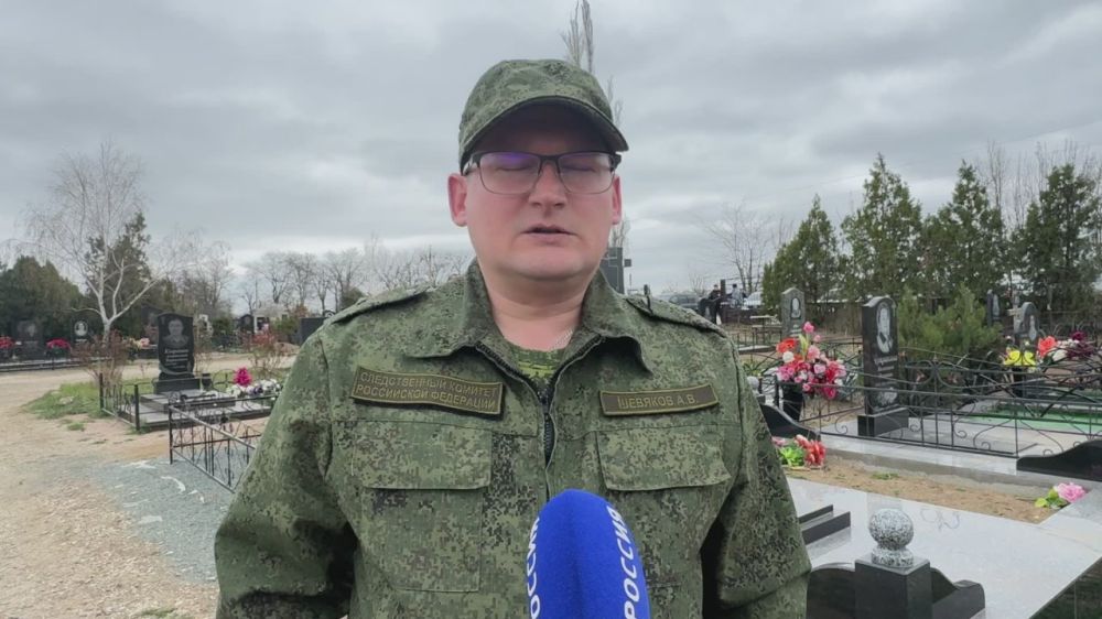 На месте происшествия работают следователи-криминалисты, фиксируют следы преступления и изымают видеоматериалы