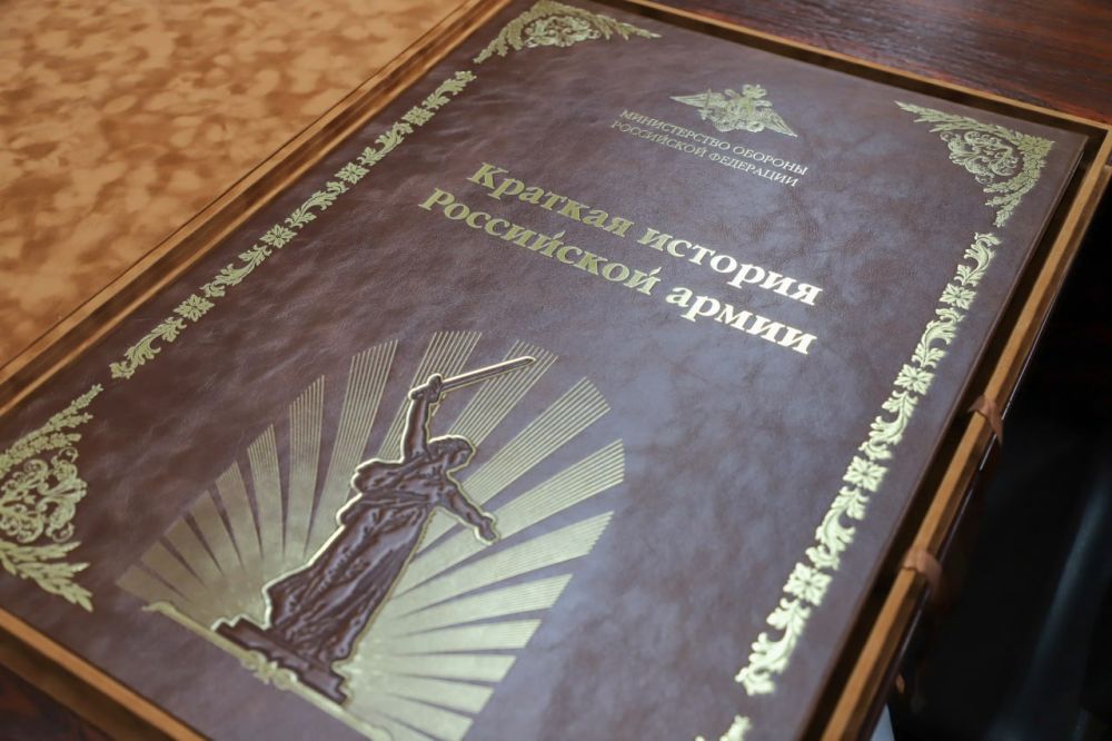 Начальник отдела делопроизводства и режима УМВД России по г. Севастополю полковник внутренней службы Олег Соловьев передал Музею Черноморского флота редкий экземпляр атласа-справочника «Краткая история российской армии»
