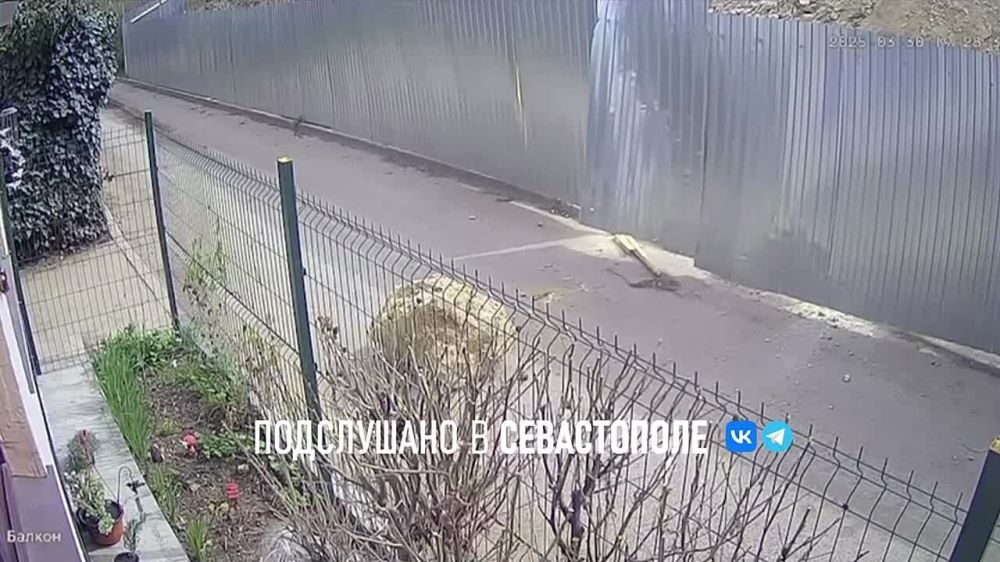 В Севастополе на проспект Победы к дому №23 прилетел валун со стройки котельной