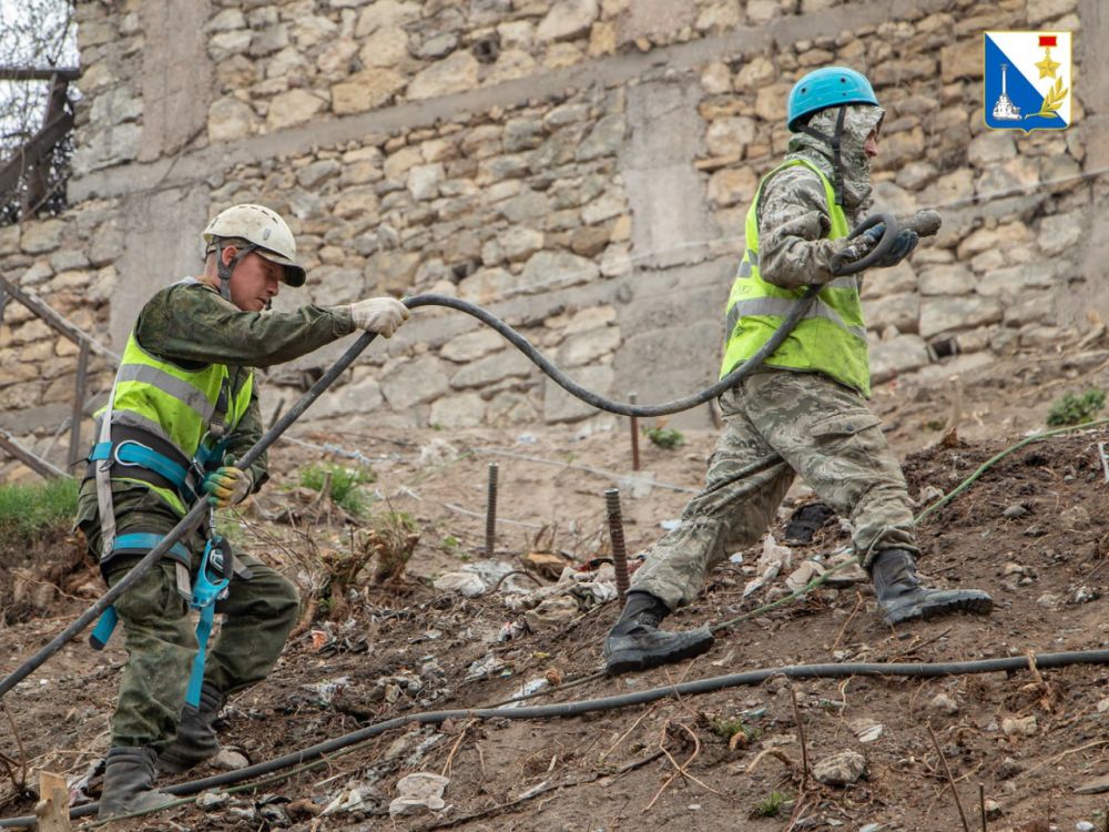 На склоне улицы Героев Севастополя приступили к устройству анкерных свай