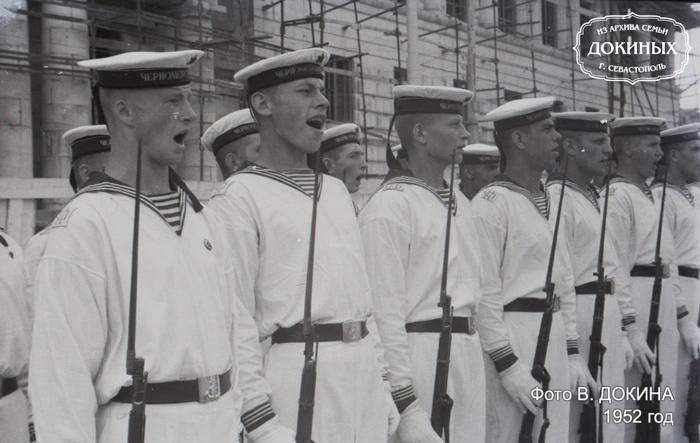 Парадное построение на площади Нахимова в 1952 году