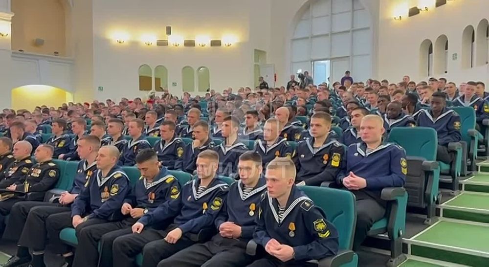 Кадрами с торжественного мероприятия, посвящённого празднованию 88-й годовщины со дня основания Черноморского высшего военного училища им. П. С. Нахимова, делится наш корреспондент