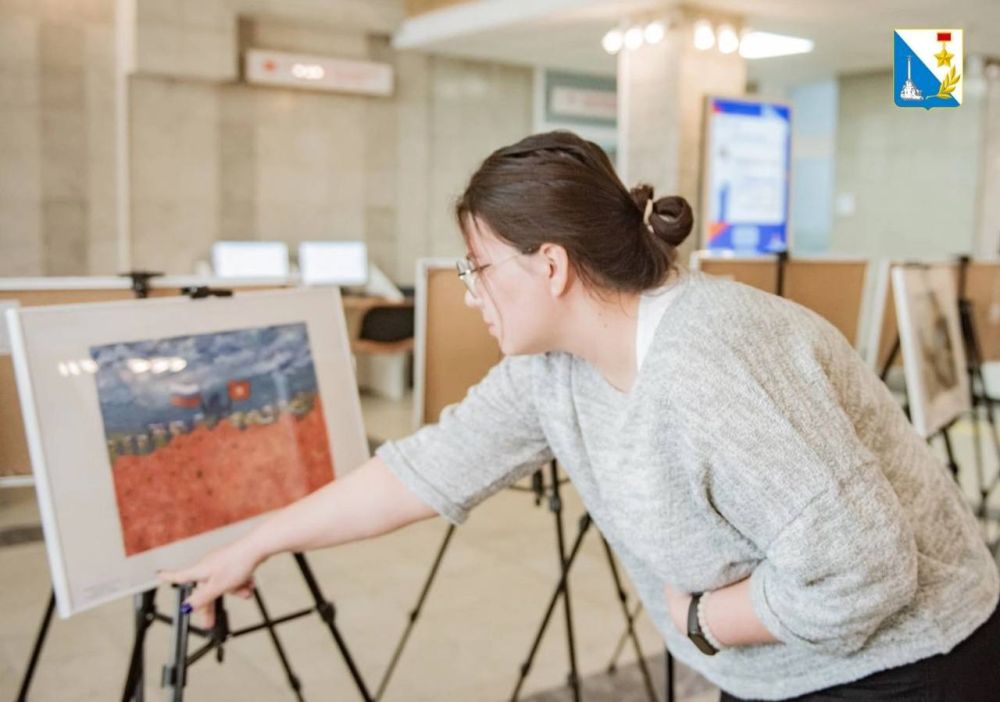 В кадровом центре «Работа России» открылась выставка к 11-летию воссоединения Крыма с Россией и 80-летию Победы