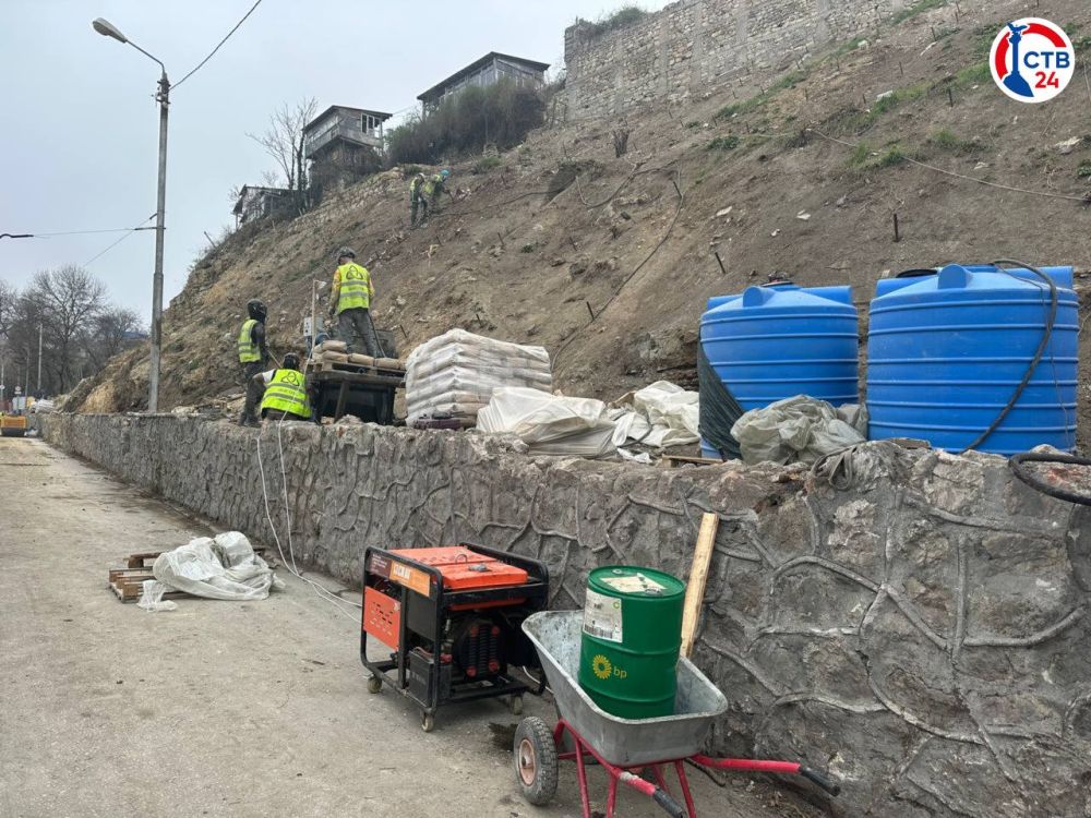 На улице Героев Севастополя продолжаются работы по ремонту подборной стены