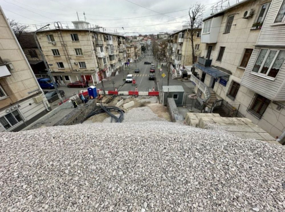 На улице Адмирала Октябрьского завершаются работы по отсыпке щебня