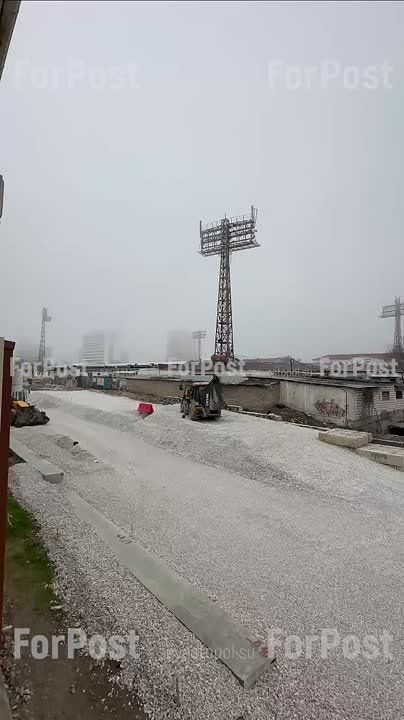 На улице Адмирала Октябрьского заканчивают засыпать щебнем участок между двумя аварийными подпорными стенами