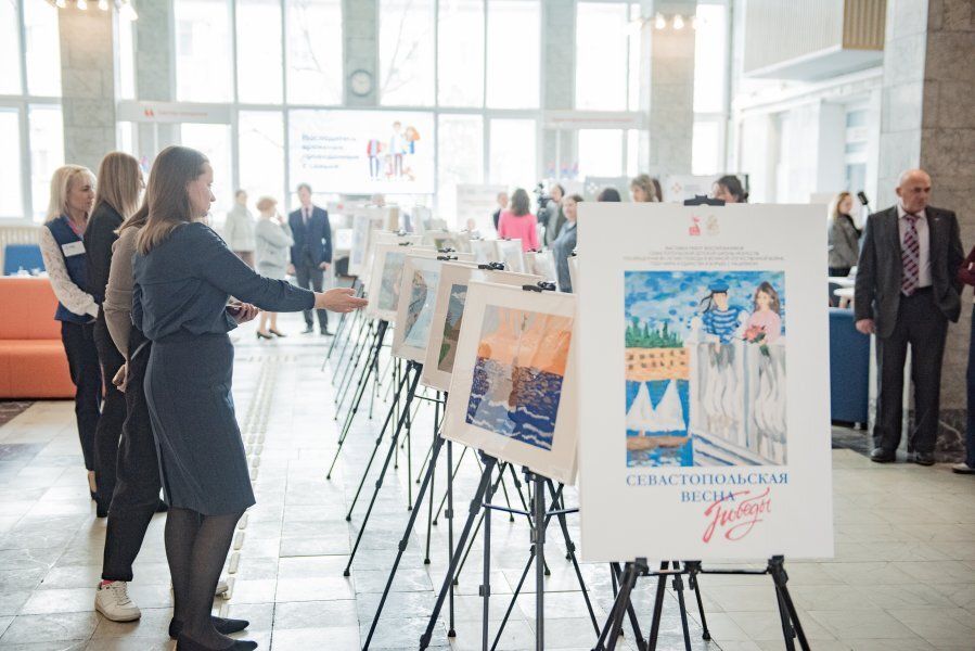 В Севастополе открылась выставка художественных работ воспитанников Детской школы искусств «Севастопольская весна Победы»