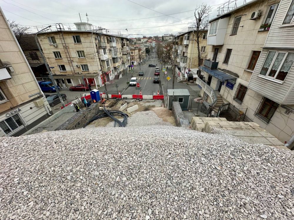 На улице Адмирала Октябрьского завершаются работы по отсыпке щебня