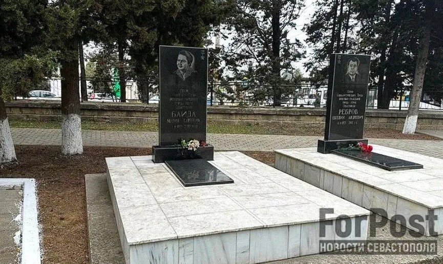 Памятник Марии Карповне Байде на кладбище Коммунаров оказался залит прозрачной липкой жидкостью