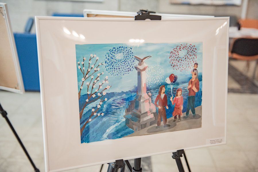 В Севастополе открылась выставка детских работ ко Дню воссоединения с Россией и 80-летию Победы