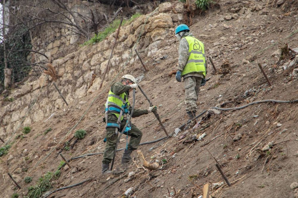 На склоне улицы Героев Севастополя приступили к устройству анкерных свай