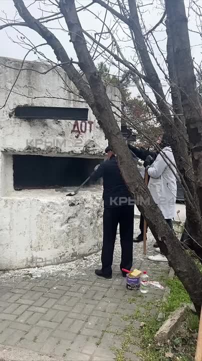 Сотрудники комплексного центра социального обслуживания привели в порядок артиллерийский ДОТ №31