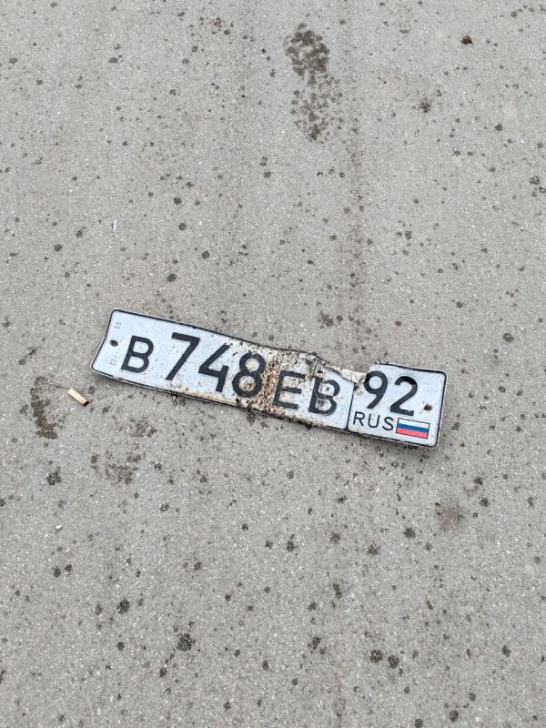 В Севастополе неизвестный водитель на черном BMW сбил опоры освещения В Севастополе неизвестный водитель на черном BMW сбил опоры освещения