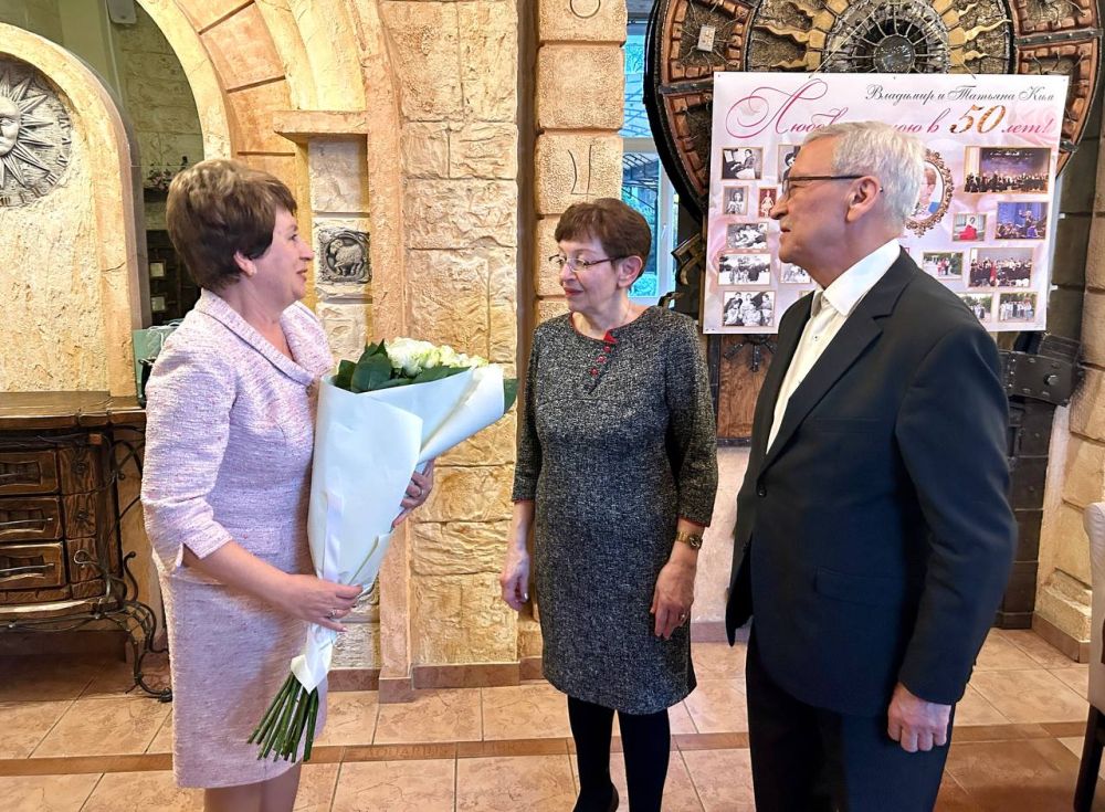 Екатерина Алтабаева: Сегодня 50 – летие супружеской жизни отмечают главный дирижёр Севастопольского симфонического оркестра Владимир Ким и директор 1-й музыкальной школы имени Римского-Корсакова Татьяна Ким Екатерина Алтабаева: Сегодня 50 – летие супружеской жизни отмечают главный дирижёр Севастопольского симфонического оркестра Владимир Ким и директор 1-й музыкальной школы имени Римского-Корсакова Татьяна Ким