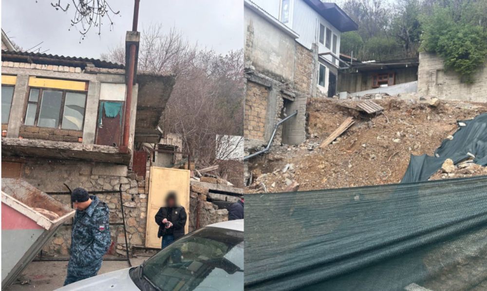 Житель Ялты нанял экскаватор и снес гараж соседа