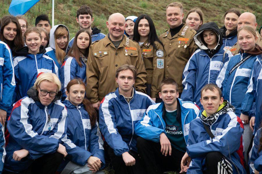 Фото дня: губернатор Севастополя Михаил Развожаев со студотрядовцами убрал участок, ведущий к Большой севастопольской тропе