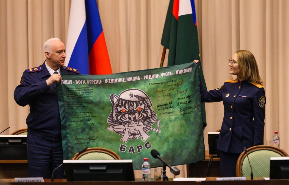 Председателю СК России Александру Бастрыкину передали знамя крымского подразделения с подписями бойцов СВО