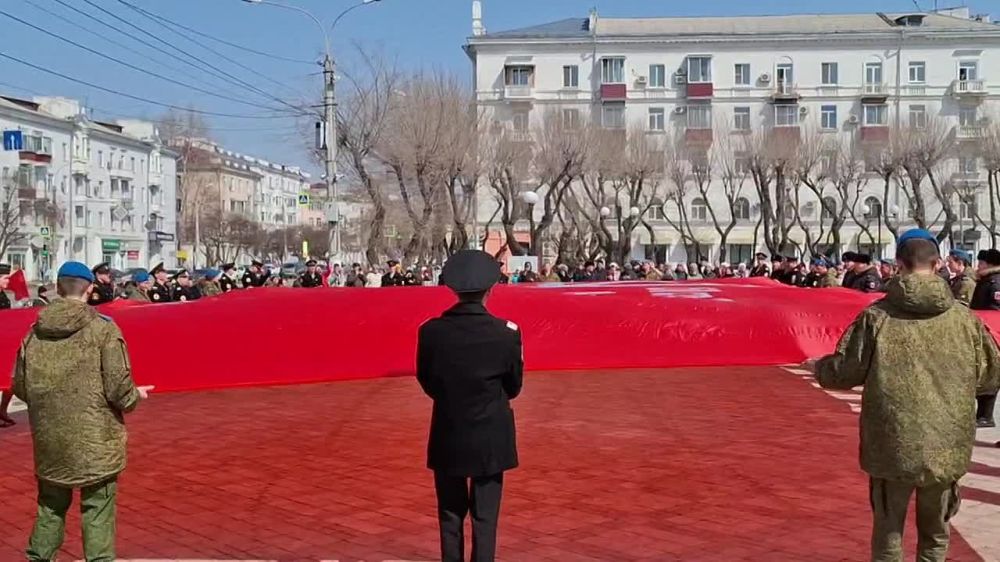 1 В Комсомольск-на-Амуре прибыла эстафета «Наша Победа» с копией Знамени Победы