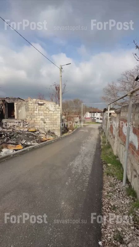 #Нам_пишут. К слову, о заброшенности пепелищ: а у нас есть какие-либо обязанности по уборке участков после пожара? Вот уже года два как стоит вот такое позорище на улице Галины Петровой