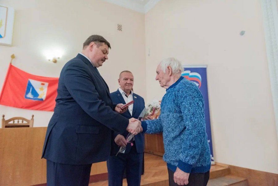 Жителям осажденного Севастополя и представителям ветеранских организаций вручили медали «80 лет Победы»