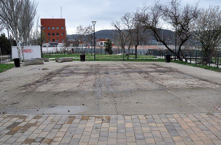 Обновленный четыре года назад сквер 60-летия Октябрьской Революции в Инкермане пришел в негодность