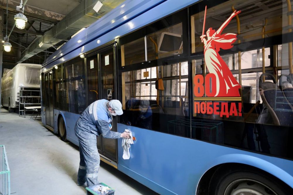 В Севастополе украшают общественный транспорт к большому празднику — 80-летию Победы в Великой Отечественной войне