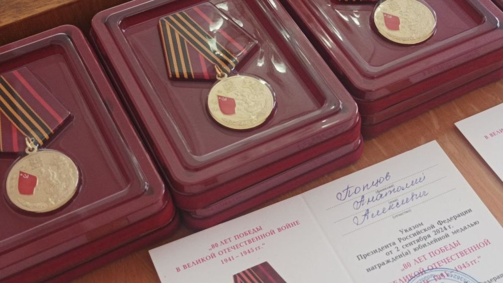 Сегодня в Севастополе 13 ветеранам Нахимовского района вручили памятные медали в честь 80-летия Победы