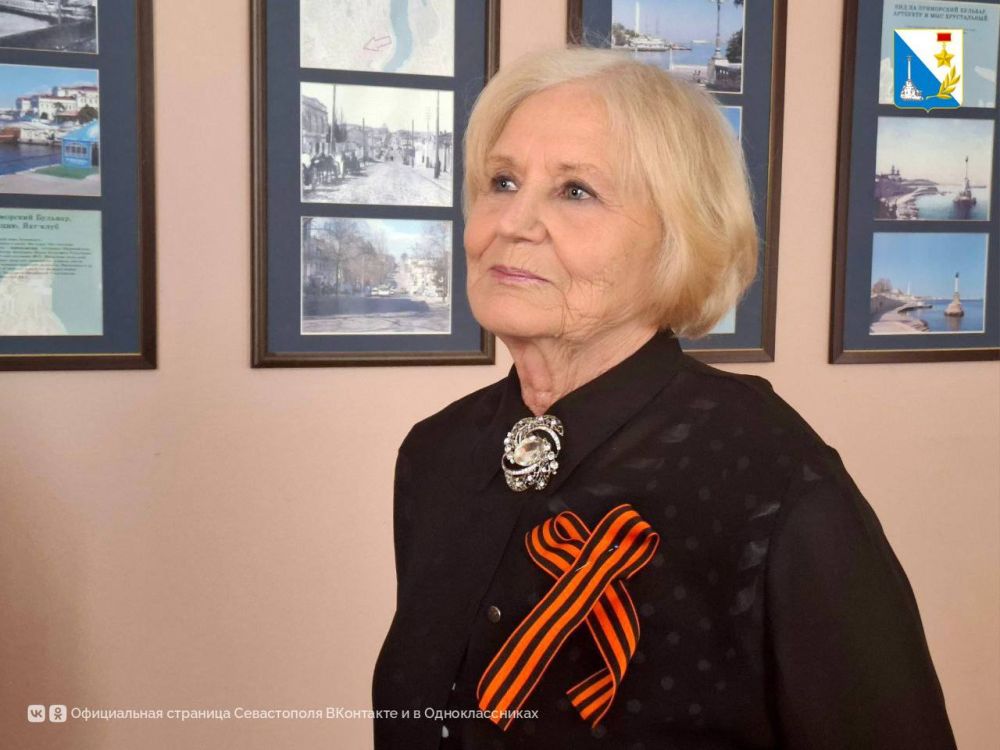 Жителям осажденного Севастополя и представителям ветеранских организаций вручили медали «80 лет Победы» Глава муниципалитета Михаил Лазарев и депутат Заксобрания Сергей Колбин