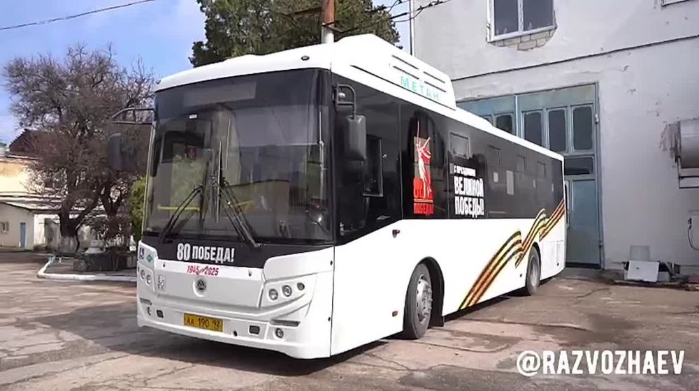 По поручению губернатора Михаила Развожаева общественный транспорт в Севастополе начали украшать к юбилею Великой Победы