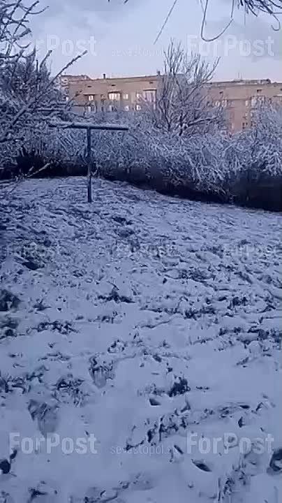 Снежное утро в Севастополе и первый весенний снеговик