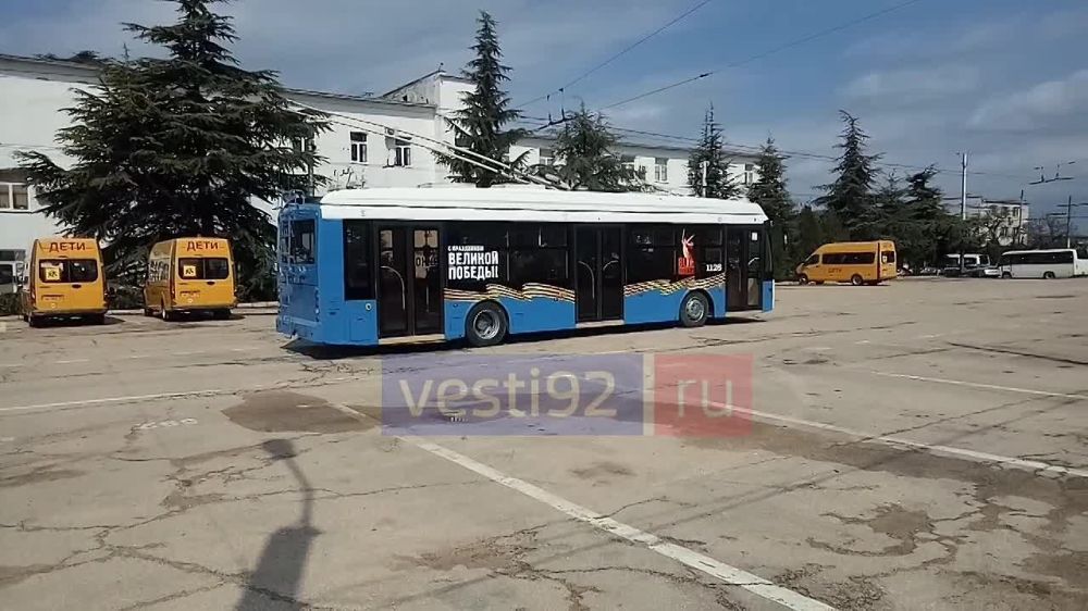 В Севастополе начали украшать троллейбусы праздничной символикой в честь 80-летия Победы