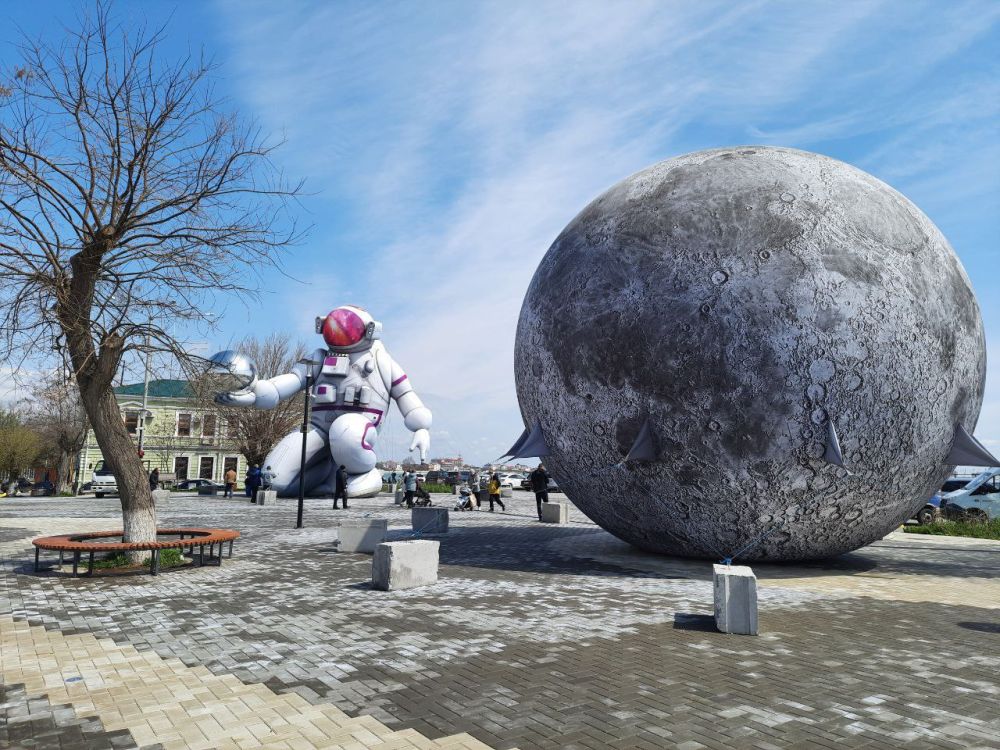 В Евпатории установили тематические фигуры ко Дню космонавтики