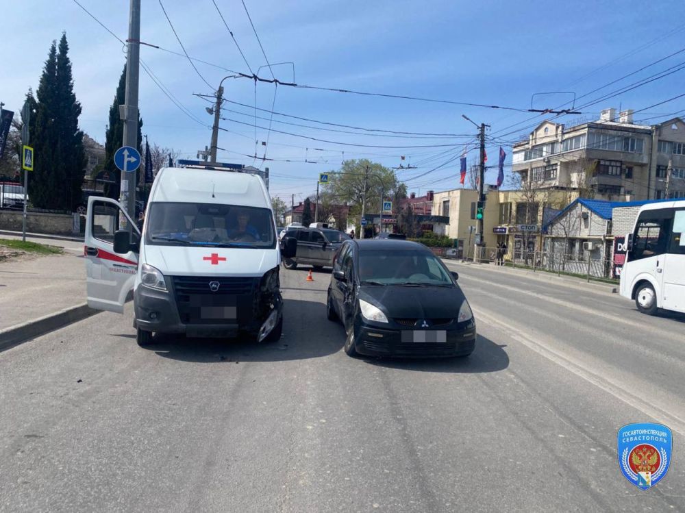 На перекрестке ул. Пожарова и Пионерской водитель Mitsubishi (73 года) не уступил дорогу скорой помощи ГАЗ (48 лет), которая ехала на запрещающий сигнал светофора с включенными спецсигналами
