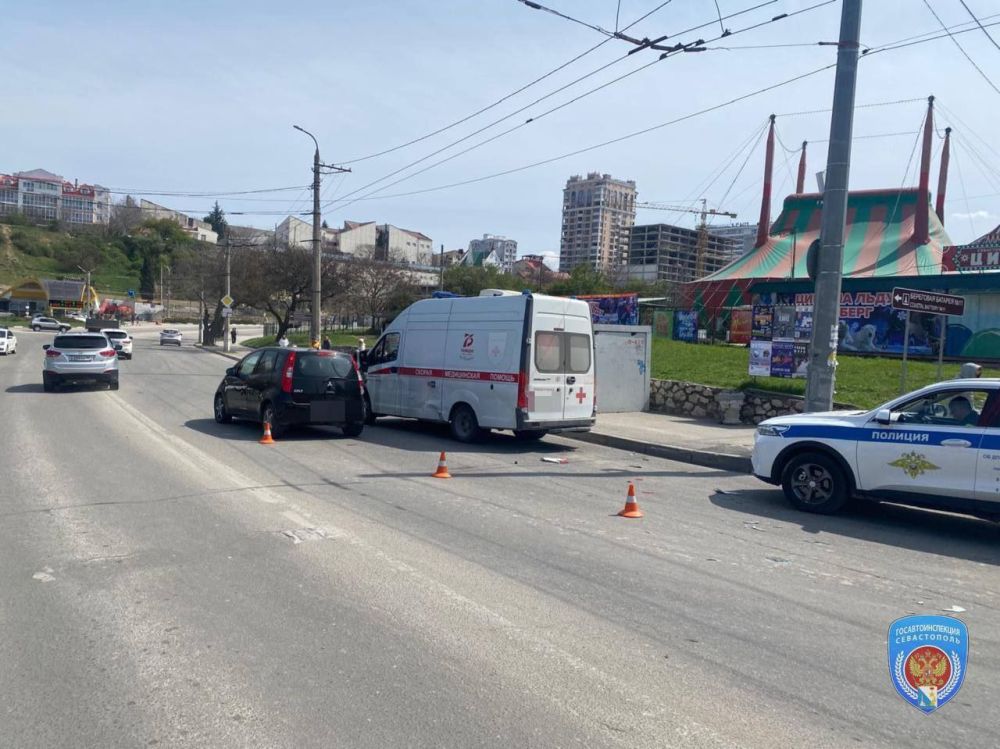 Один человек пострадал в аварии с участием машины скорой помощи на ул. Пожарова