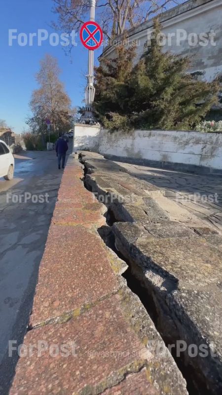 У подножия памятника Севастопольского вооруженного восстания начала отходить подпорная стена
