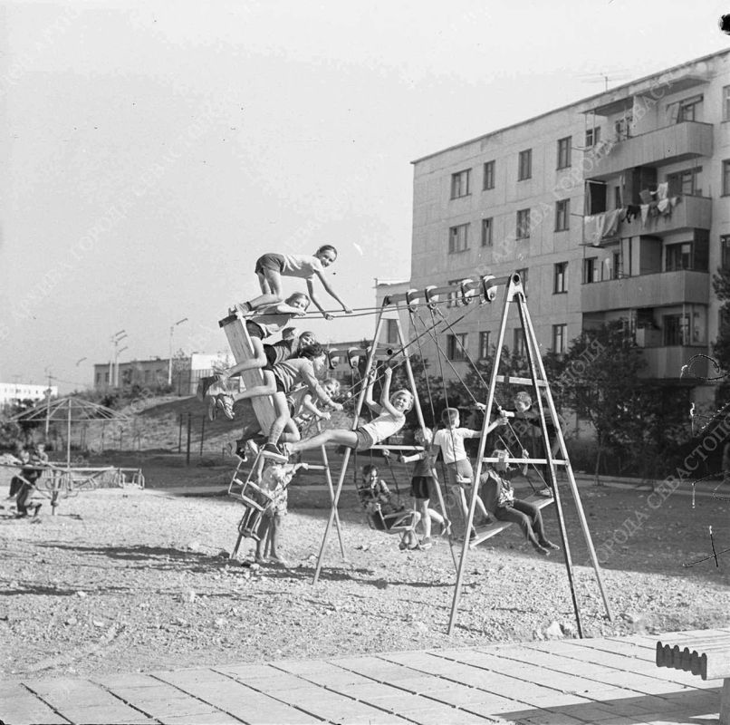 Детская площадка на улице Вакуленчука, 1974 год