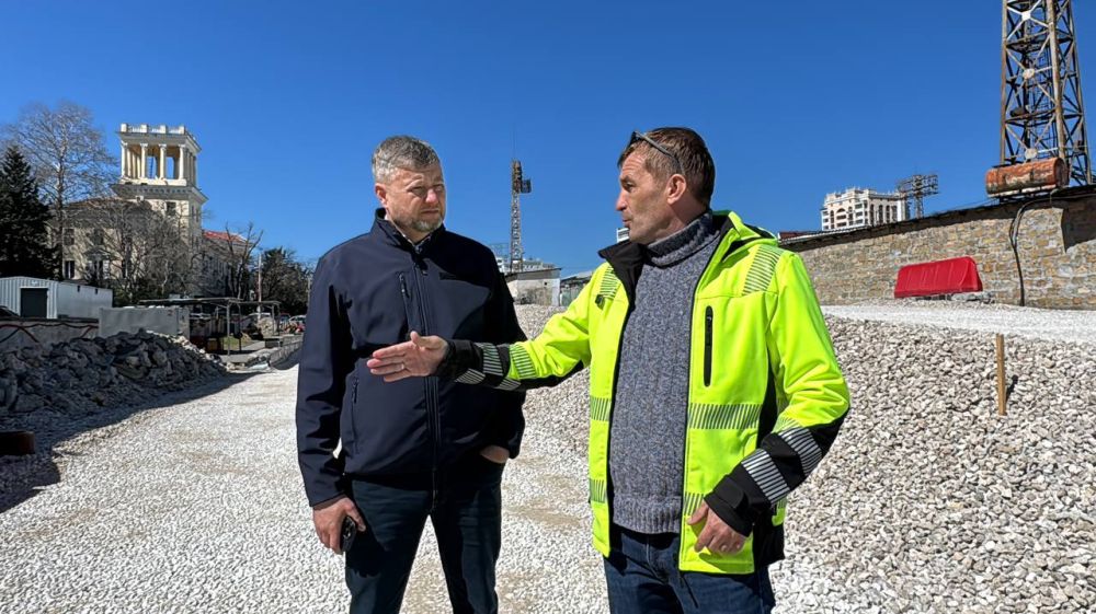 Рабочую неделю начал с выезда на ул. Адмирала Октябрьского, где мы ведем капитальный ремонт двух подпорных стен