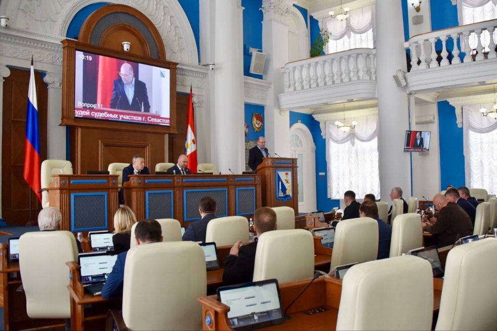 Владимир Немцев: В рамках пленарного заседания были поддержаны кандидатуры мировых судей судебных участков Нахимовского и Гагаринского районов города, а также продолжена традиция вручения удостоверений мировым судьям