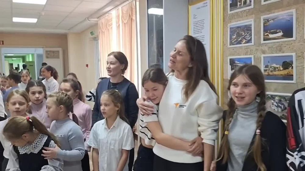 Песней встречаем Победу!. В преддверии Дня Победы Навигатор детства школы №61 Ольга Новичкова совместно с активистами ученического самоуправления запустили акцию "Песней встречаем Победу!", к которой приглашают...