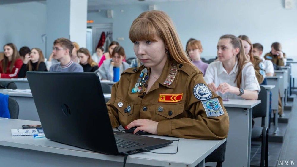 Денис Кондратьев: В Севастополе завершился интенсив «Будь в ТОПе», подготовивший 50 будущих кураторов Губернаторских школьных трудовых отрядов Денис Кондратьев: В Севастополе завершился интенсив «Будь в ТОПе», подготовивший 50 будущих кураторов Губернаторских школьных трудовых отрядов