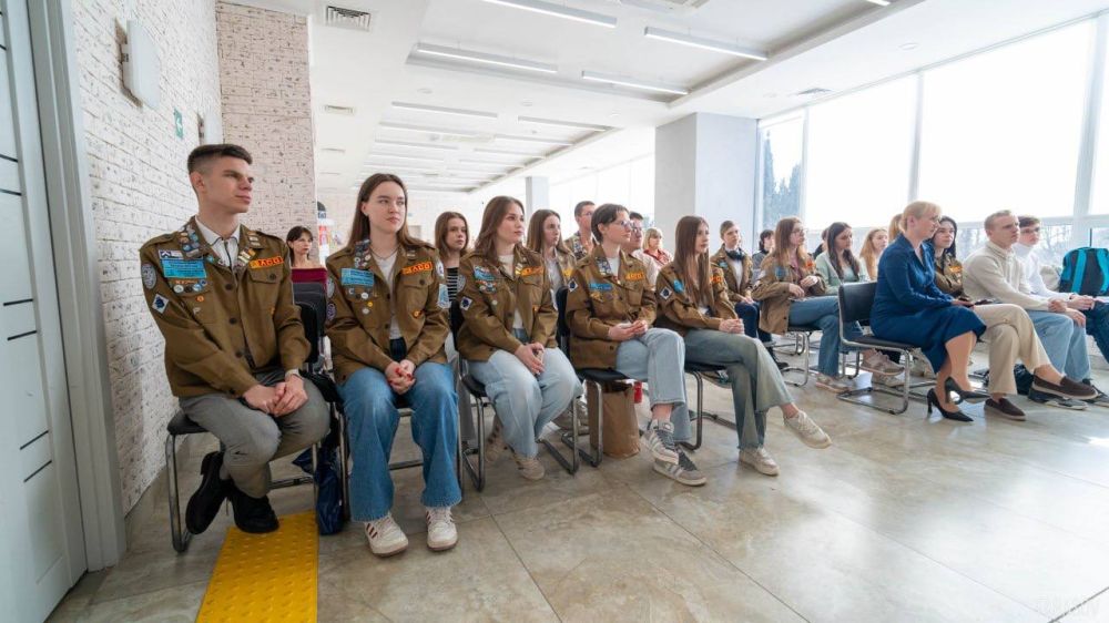 Денис Кондратьев: В Севастополе завершился интенсив «Будь в ТОПе», подготовивший 50 будущих кураторов Губернаторских школьных трудовых отрядов Денис Кондратьев: В Севастополе завершился интенсив «Будь в ТОПе», подготовивший 50 будущих кураторов Губернаторских школьных трудовых отрядов