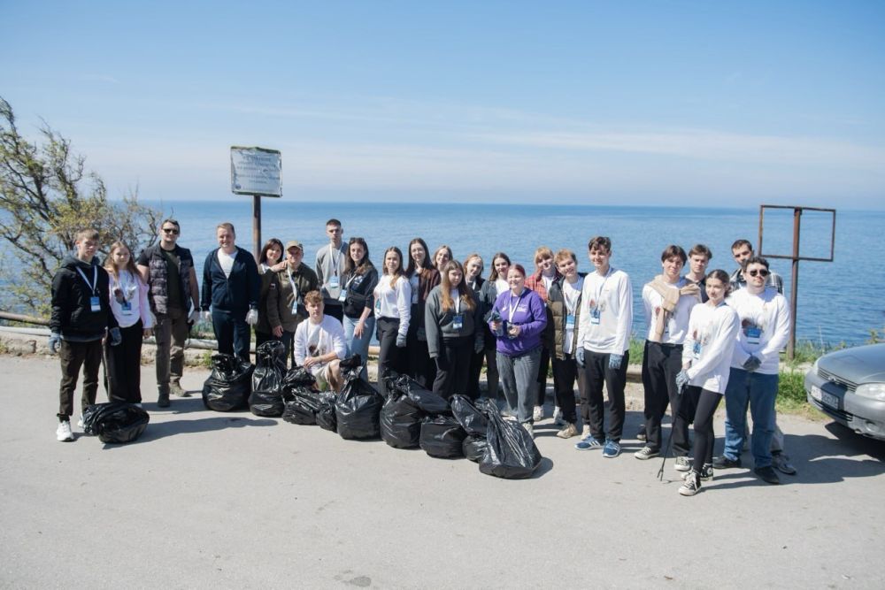 Денис Кондратьев: В прошлую субботу вместе с командой и активной молодежью, в рамках Всероссийской недели субботников «Мы за чистоту» и по поручению Губернатора Севастополя, принял участие в уборке города Денис Кондратьев: В прошлую субботу вместе с командой и активной молодежью, в рамках Всероссийской недели субботников «Мы за чистоту» и по поручению Губернатора Севастополя, принял участие в уборке города