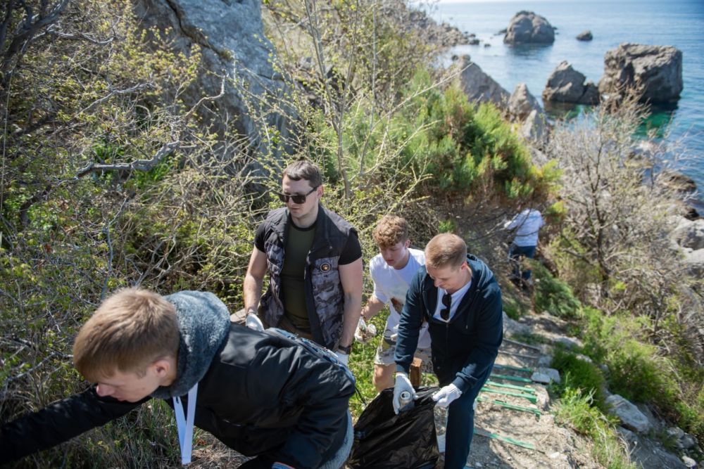 Денис Кондратьев: В прошлую субботу вместе с командой и активной молодежью, в рамках Всероссийской недели субботников «Мы за чистоту» и по поручению Губернатора Севастополя, принял участие в уборке города Денис Кондратьев: В прошлую субботу вместе с командой и активной молодежью, в рамках Всероссийской недели субботников «Мы за чистоту» и по поручению Губернатора Севастополя, принял участие в уборке города