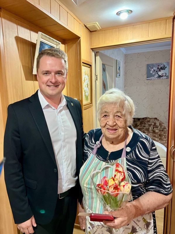 Денис Кондратьев: Сегодня от имени Президента России Владимира Владимировича Путина и по поручению Губернатора Севастополя Михаила Владимировича Развожаева вручил памятные медали «80 лет Победы в Великой Отечественной войне... Денис Кондратьев: Сегодня от имени Президента России Владимира Владимировича Путина и по поручению Губернатора Севастополя Михаила Владимировича Развожаева вручил памятные медали «80 лет Победы в Великой Отечественной войне...