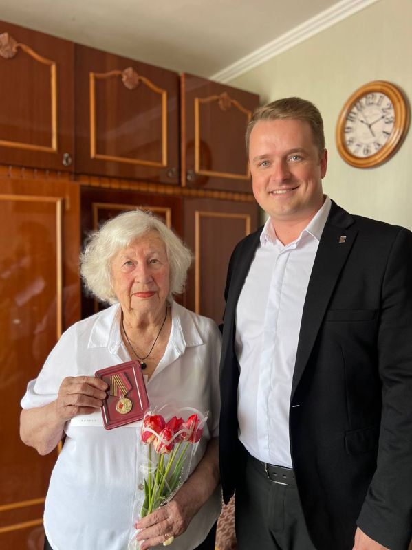 Денис Кондратьев: Сегодня от имени Президента России Владимира Владимировича Путина и по поручению Губернатора Севастополя Михаила Владимировича Развожаева вручил памятные медали «80 лет Победы в Великой Отечественной войне... Денис Кондратьев: Сегодня от имени Президента России Владимира Владимировича Путина и по поручению Губернатора Севастополя Михаила Владимировича Развожаева вручил памятные медали «80 лет Победы в Великой Отечественной войне...