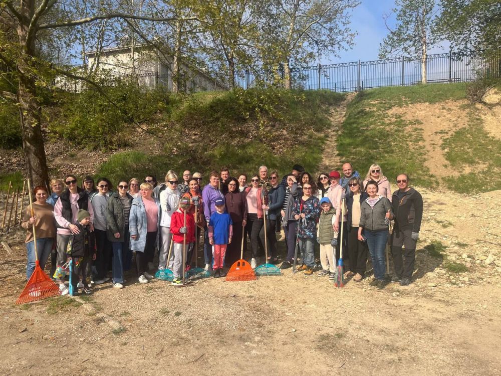 Светлана Пирогова: Сегодня сотрудники Аппарата Губернатора и Правительства Севастополя, администрация и учащиеся школы N 50 завершили уборку территории зелёной зоны в районе улицы Генерала Жидилова в рамках общегородского...