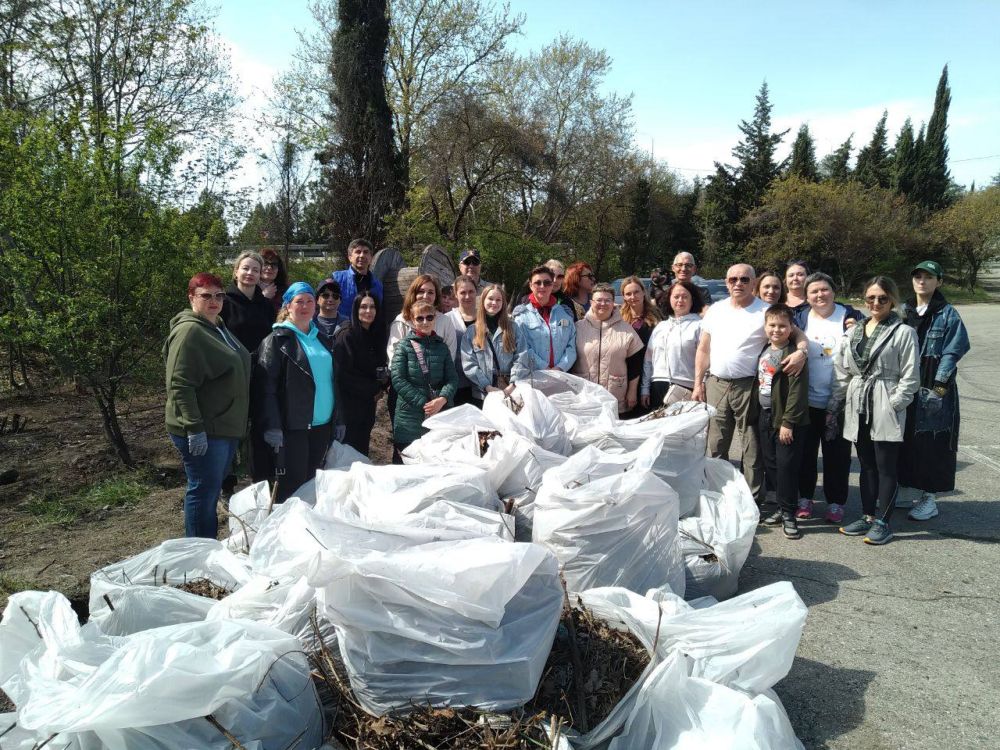 Под ярким весенним солнцем севастопольцы вышли на общегородской субботник