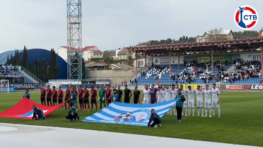 Первый тайм стартовал!. Команды уже вышли на поле