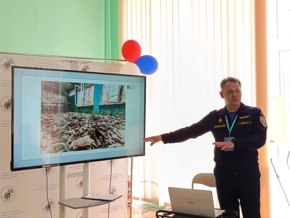 В преддверии 39-й годовщины аварии на Чернобыльской АЭС для девятиклассников школы №18 в Центральной детской библиотеке им. П.А. Гайдара прошёл час-реквием — разговор о трагедии, которая изменила жизни сотен тысяч людей